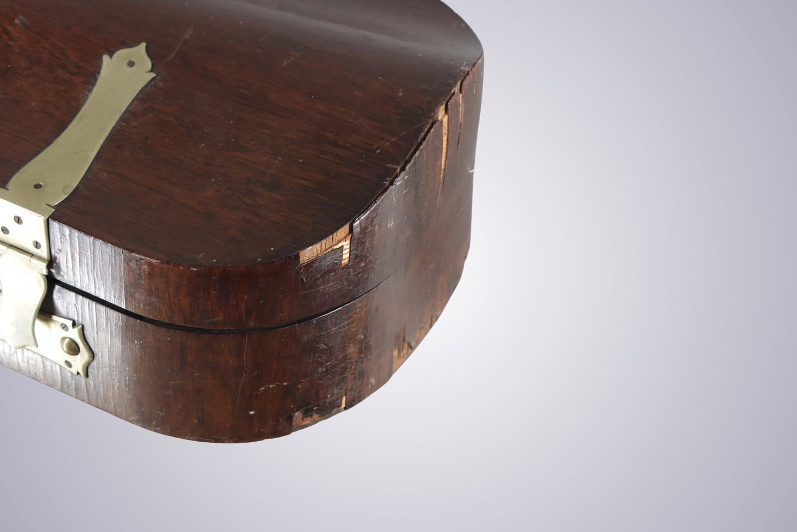 A WOODEN VIOLIN CASE - 6