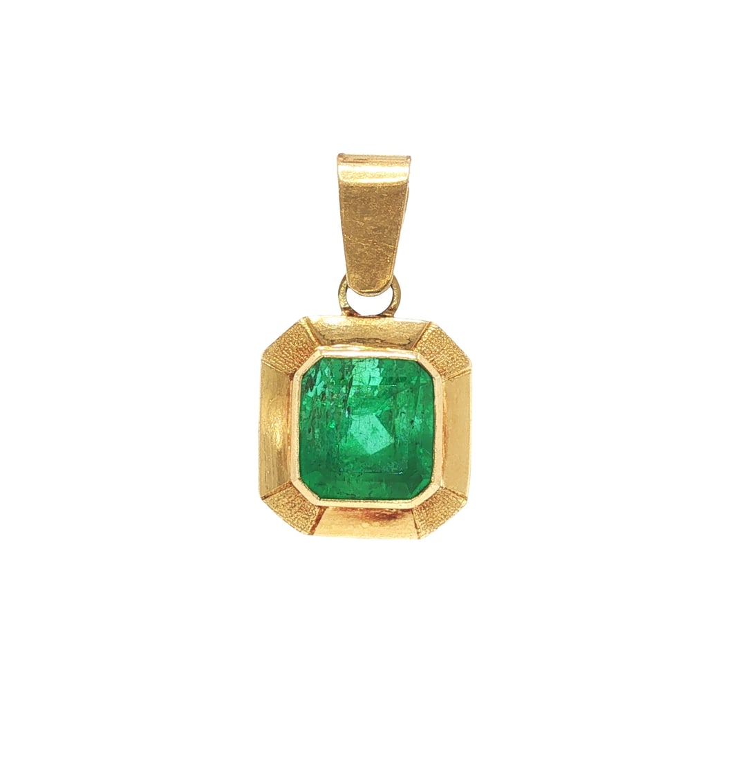 18K GOLD 8 CARAT COLOMBIAN EMERALD PENDANT CERTIFIED: 18K GOLD COLOMBIAN EMERALD PENDANT, CERTIFIED Centered by an octagonal step-cut natural Colombian emerald weighing approximately 8.00 carats, bezel-set within a geometric 18k yellow gold mount. Accomp