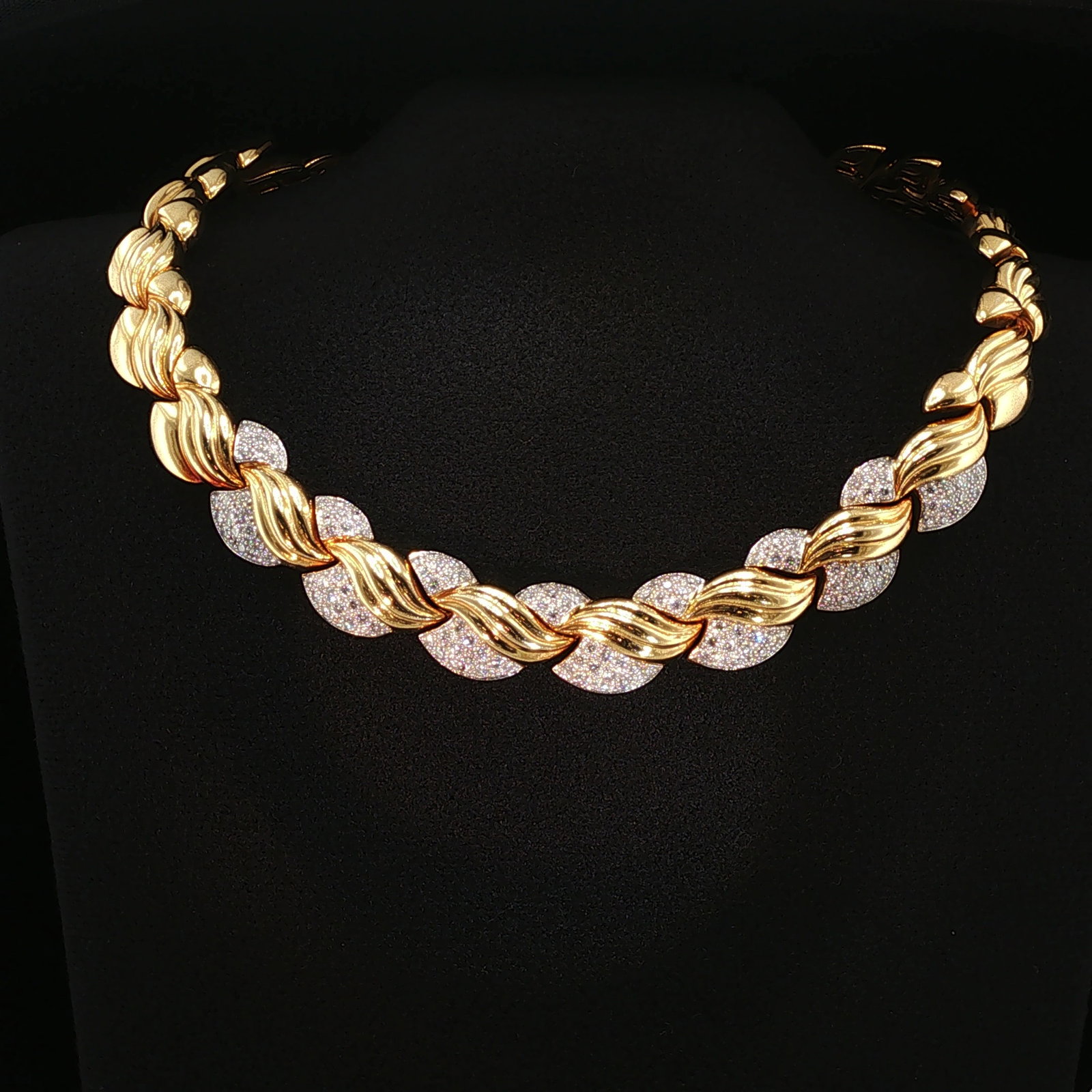 18K YELLOW GOLD PAVE DIAMOND COLLAR NECKLACE: 18K YELLOW GOLD pave DIAMOND COLLAR NECKLACE Designed as a substantial articulated 18k yellow gold collar necklace composed of sculptural polished links alternating with pave-set diamond links. Marked