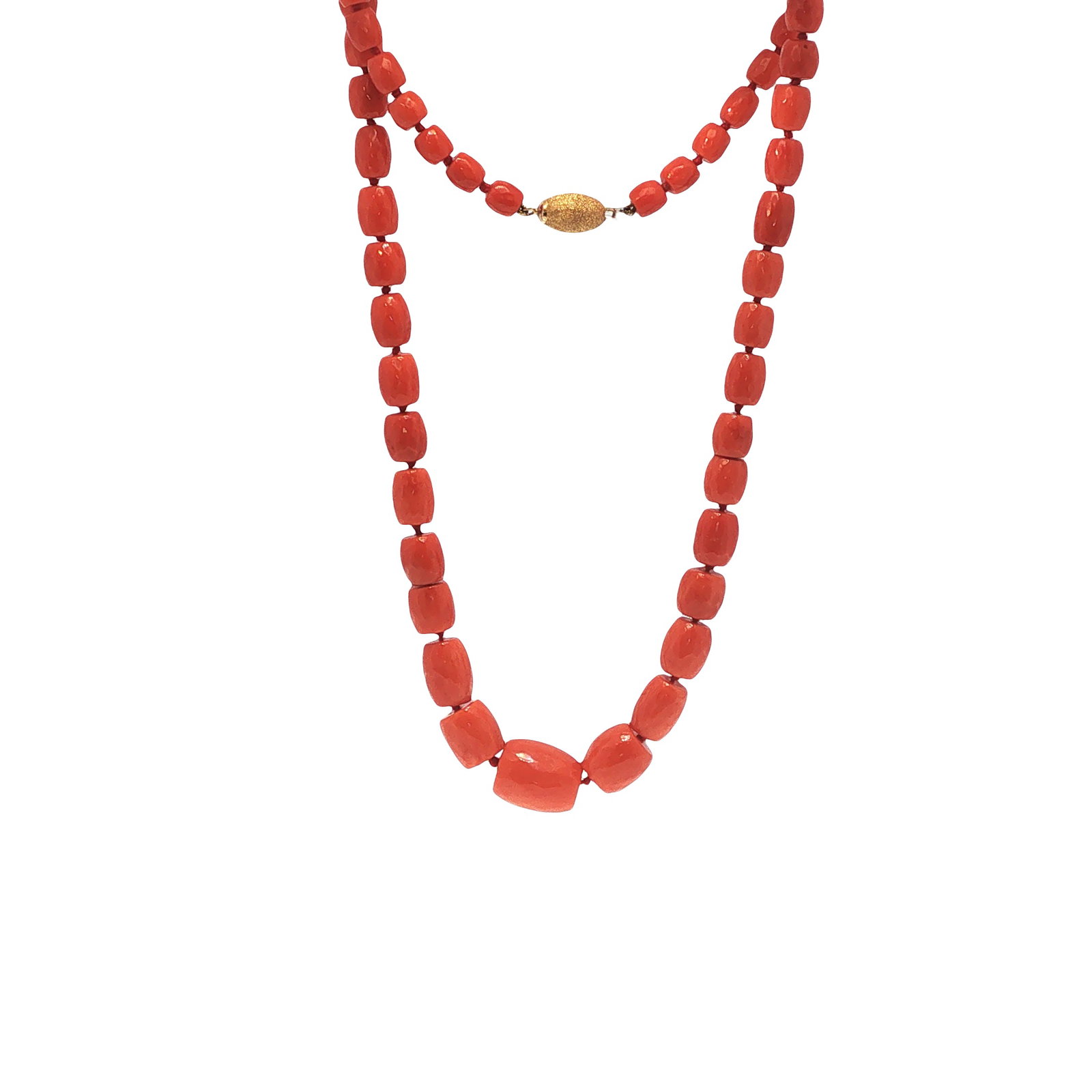 A NATURAL CORAL NECKLACE 18K GOLD: NATURAL CORAL BEAD NECKLACE WITH 18K GOLD CLASP A natural coral bead necklace composed of graduated barrel-form coral beads in rich pinkish-red hues, terminating in an 18K gold textured clasp. The bea