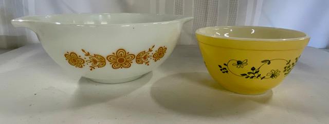 2 Piece Pyrex #443 and #401: 2 Pieces of Pyrex. White Bowl w/ Yellow #443 2 1/2Qt. Yellow Bowl w/ Green #401 750 Ml. Photo's are consider part of the description and condition.