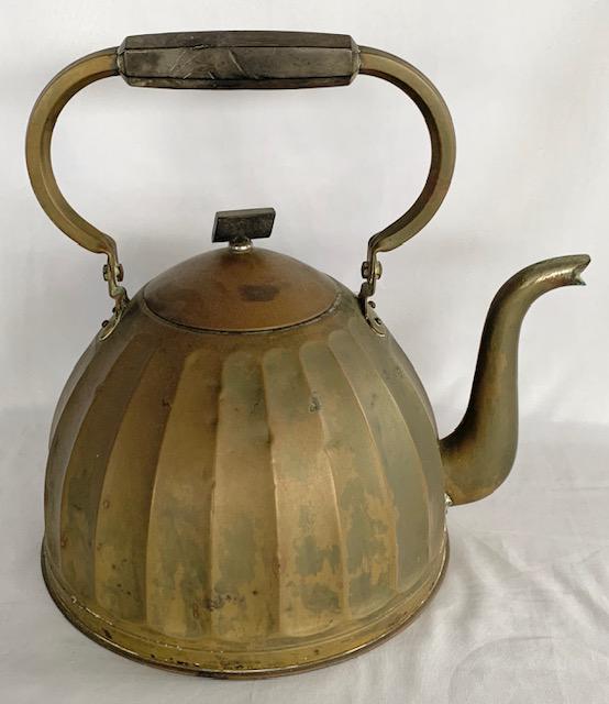 Antique Dutch Copper Kettle: Antique Dutch made copper kettle. Marked "Rood Koperen Bodem Fond Cuivre Rouge". Nice condition. Photos are considered part of the description