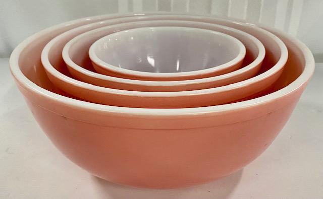 4 Vintage Pink Nesting Pyrex Bowls: 4 Vintage Pink Nesting Pyrex Bowls. #'s 401 - 402 - 403 - 404 Some minor scratches from normal wear. Photo's are considered part of the description and condition.