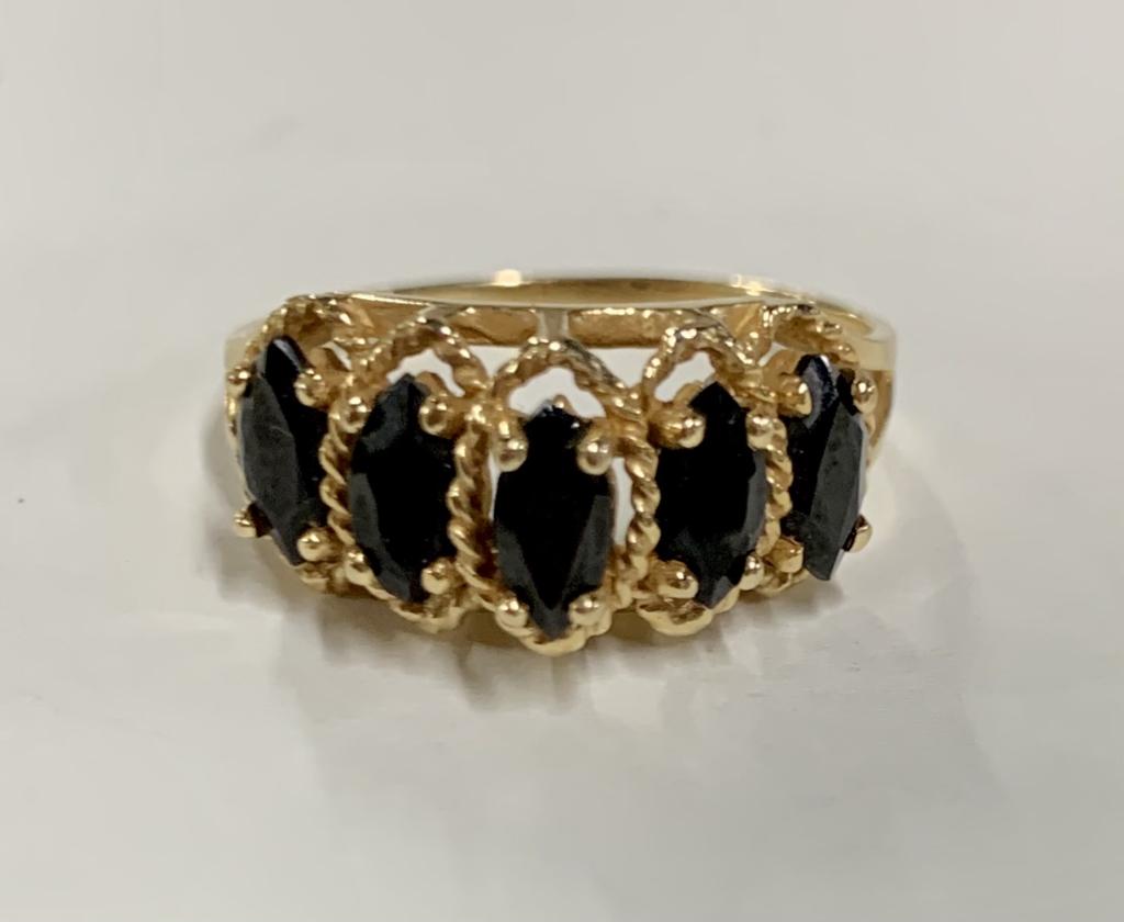 10k Onyx Ring 2.4 G TW: 10k Onyx Ring. 2.4 G TW. Size 7. Photo's are considered part of the description and condition.