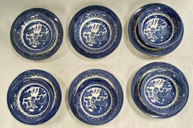 12 Pieces of Churchill Blue Willow: 12 Pieces of Churchill Blue Willow. 6 Bowls 6". 6 Plates 8". One plates has a very small chip/rub. Photo's are considered part of the