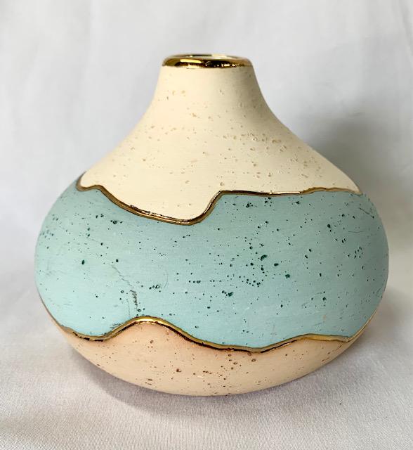 Handmade Santa Fe 1992 Signed Jar: Handmade Santa Fe @1992 Signed Jar. Signed Craig Norvell New Mexico 22k Gold Trimmed. Apx. 4" H x 5" W. Photo's are considered part of the