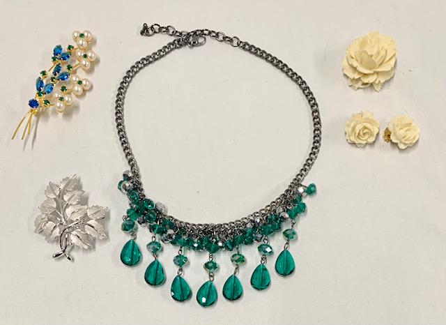 Costume Jewelry-Necklace/Brooches/ and Earrings. (1 of 11)