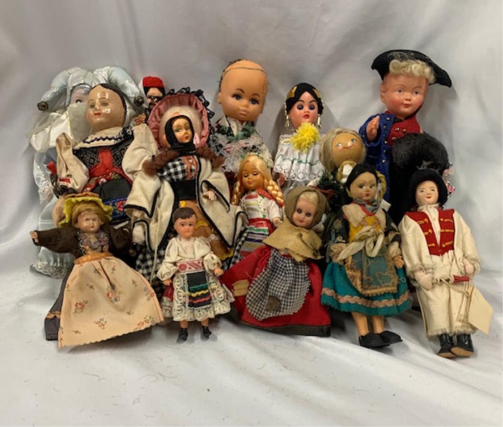 16 Collectable Dolls (1 of 3)
