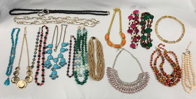 16 Costume Necklaces and 1 Bracelet: 16 Costume Necklaces and 1 Bracelet. Photo's are considered part of the description and condition. 805-6