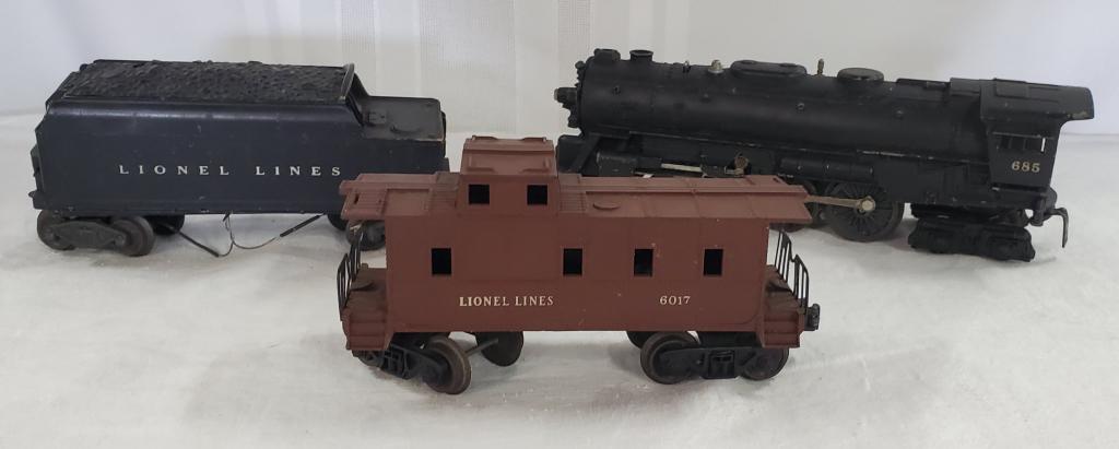 Vintage Lionel Engine and 2 Lionel Train Cars (1 of 16)
