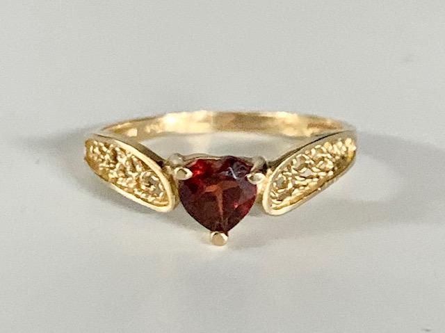 10k Ring with Garnet Heart 1.39g TW (1 of 10)