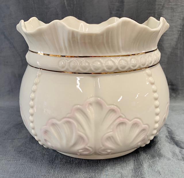 Belleek Rossmore Cachepot/Planter (1 of 10)