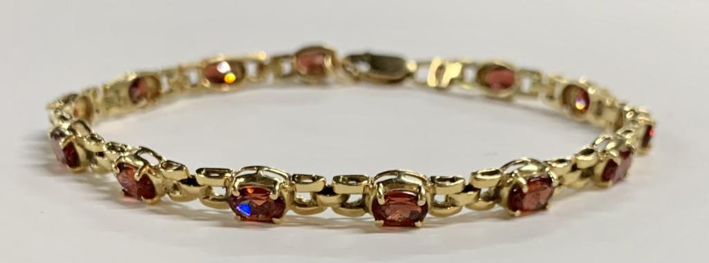 9k Garnet Bracelet 10g TW: 9k Garnet Bracelet 10g TW. Apx. 8" Photos are considered part of the description and condition.