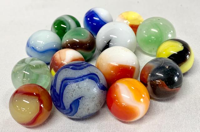 15 Assorted Marbles: 15 Assorted Marbles. Photo's are considered part of the description and condition. 600