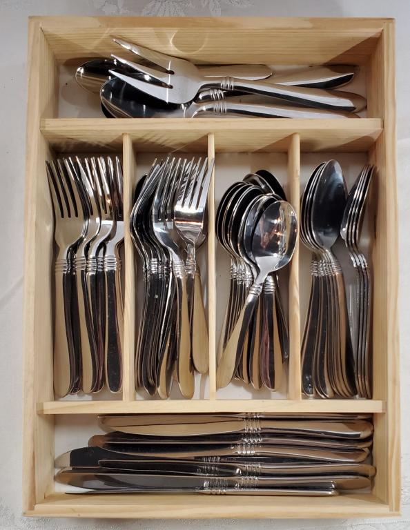 76 Pieces Oneida Flatware (1 of 10)