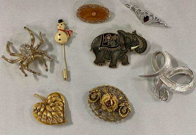 7 Assorted Costume Brooches & a Stick Pin. (1 of 6)