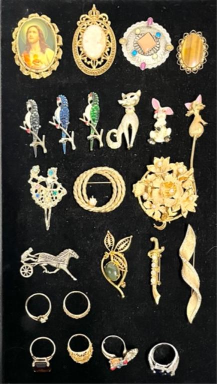 Assortment of 17 Brooches 6 Assorted Rings. (1 of 5)