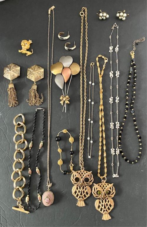 Beautiful Asst. of Gold Tone Costume Jewelry (1 of 8)