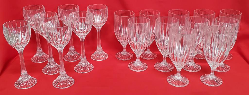 11 Goblets and 7 Wine Glasses: 11 Goblets and 7 Wine Glasses. Nice Condition. *Goblets Apx. 7 1/4" H. *Wine Glasses Apx. 8 1/4" H. 18 Total Glasses. Photos are considered part of the description and condition.