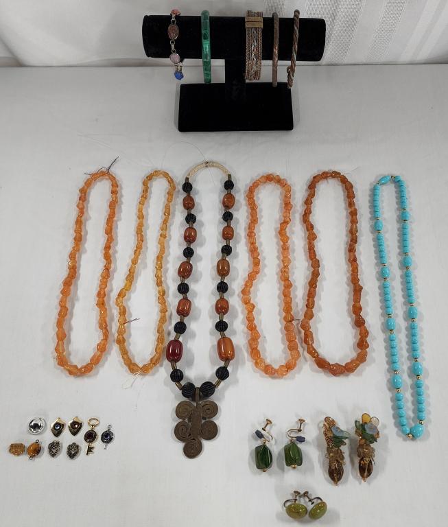 Assorted Costume Jewelry and Jewelry Pieces (1 of 5)