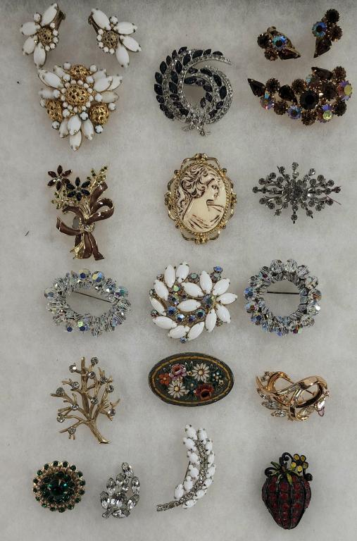 16 Beautiful Brooches (1 of 4)