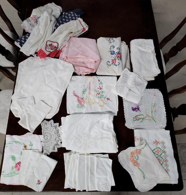 Assorted Table Linens (1 of 5)