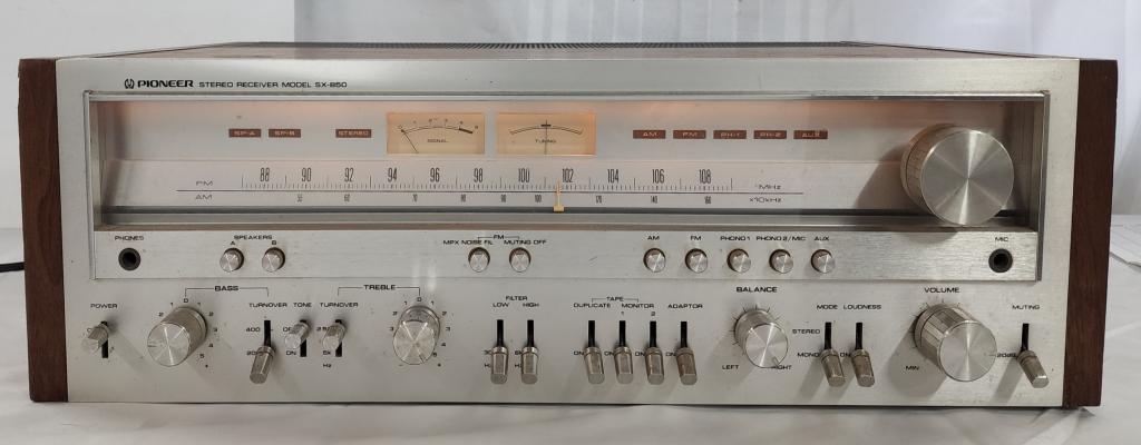 Pioneer Stereo Receiver Model SX-850: Pioneer Stereo Receiver Model SX-850. Needs some Cleaning. Made in Japan. Works. Photos are considered part of the description and condition.