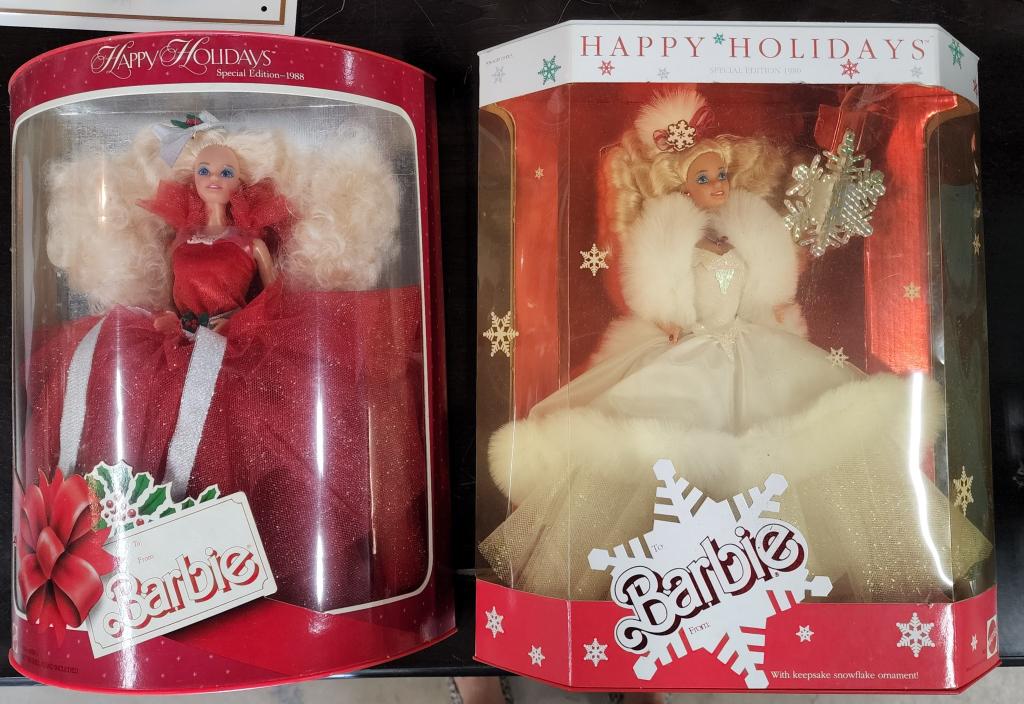 2 Vintage Special Edition Barbies - 1988 & 1989: 2 Vintage special edition Barbies - 1988 & 1989. * 1988 - #1703. * 1989 - #3523. In original boxes - boxes show some wear. Photos are considered part of the description and condition.