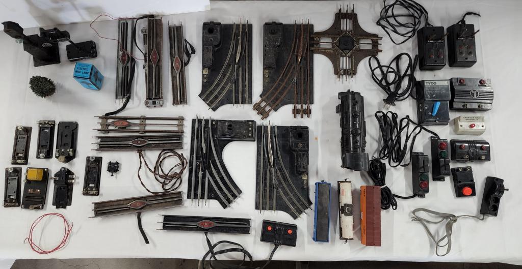 Lot of Assorted Train Parts and Pieces (1 of 9)