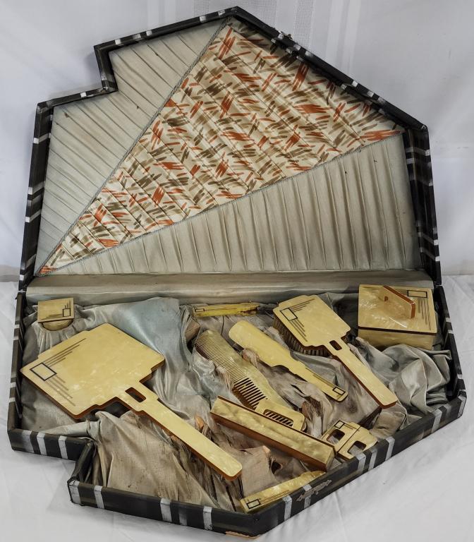 Vintage Bakelite/Celluloid 10 Piece Vanity Set (1 of 10)