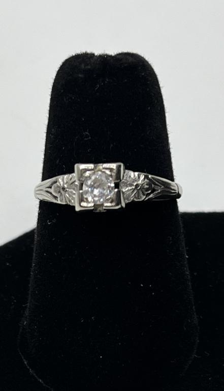 18k Diamond Ring - 2g TW (1 of 8)