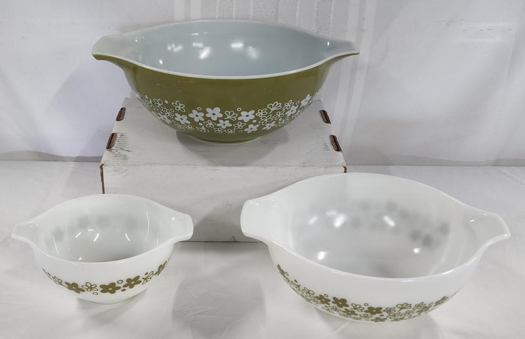 3 Pieces of Vintage Pyrex Mixing Bowls (1 of 9)