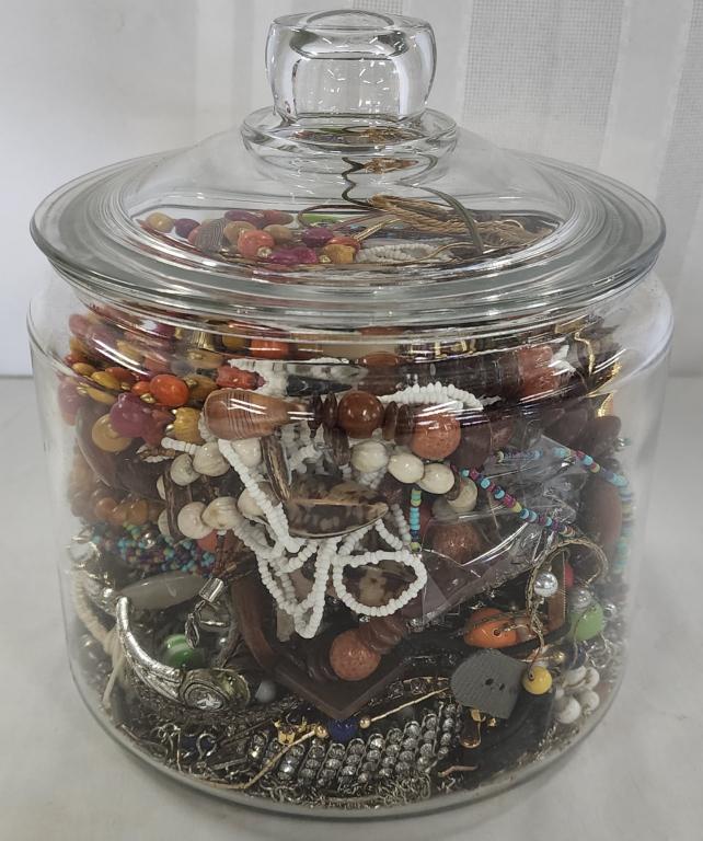 Glass Jar Full of Nice Costume Jewelry: Glass jar full of nice costume jewelry. * bangles. * watches. * gold plate necklaces. * beaded necklaces. * rhinestone necklaces. Photos are considered part of the description and condition. 407