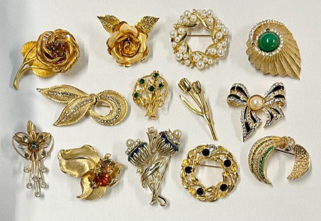 Nice Assortment (13) of Gold Tone Costume Brooches (1 of 10)