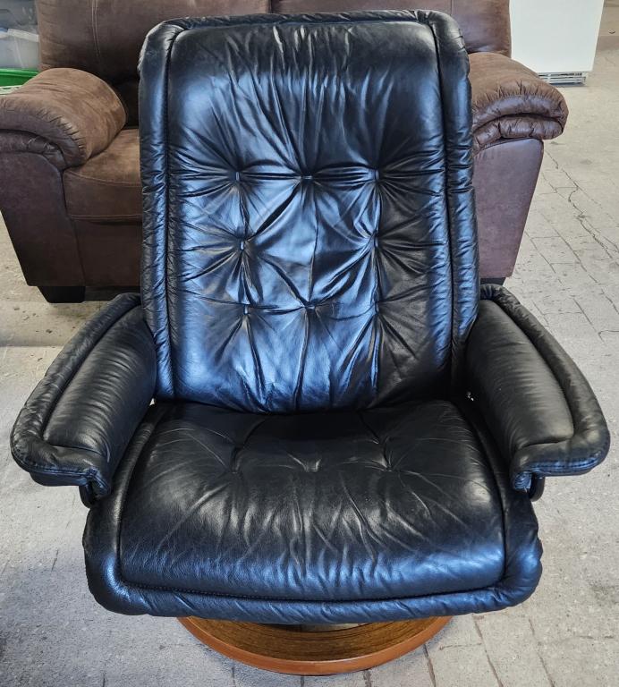 Ekornes Stress Less Chair: Ekornes stress Less chair. - mid century recliner. - approx. 38"H X 34"L. Photo's are considered part of the description and condition.