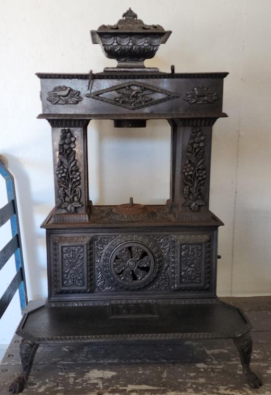 Logan Foundry Parlor Cast Iron Stove (1 of 15)