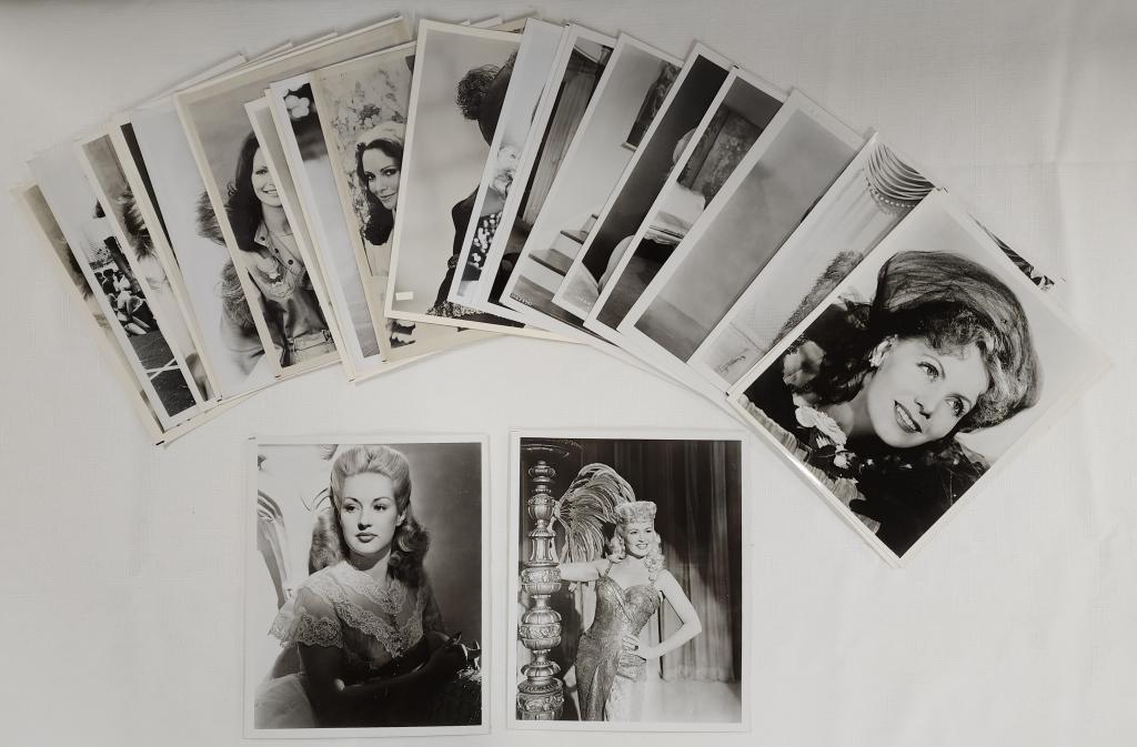 Gustavo Parras 25 Black And White Photographs: Gustavo Parras 25 black and white photographs. Mae West. Zsa Zsa Gabor. Charles's Angels. Farrah Fawcett and many more! Photos are considered part of description and condition.