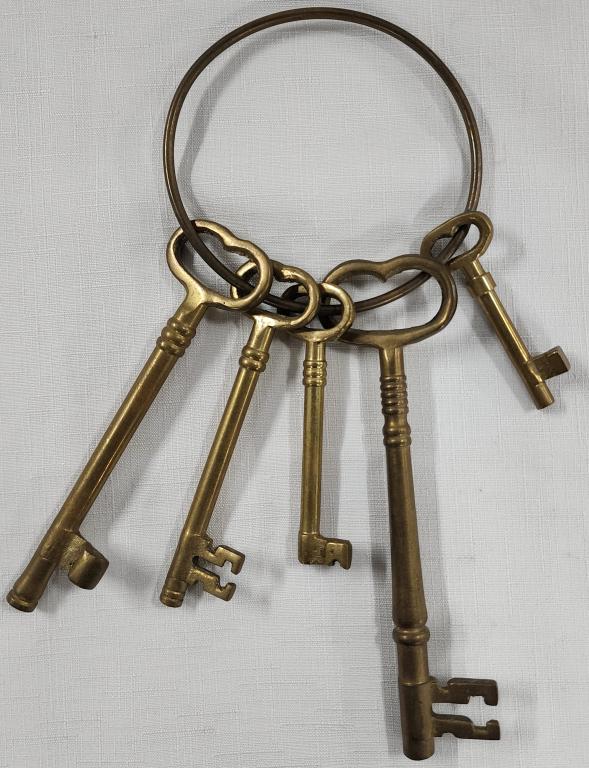 5 Brass Skeleton Keys on a Ring. (1 of 3)