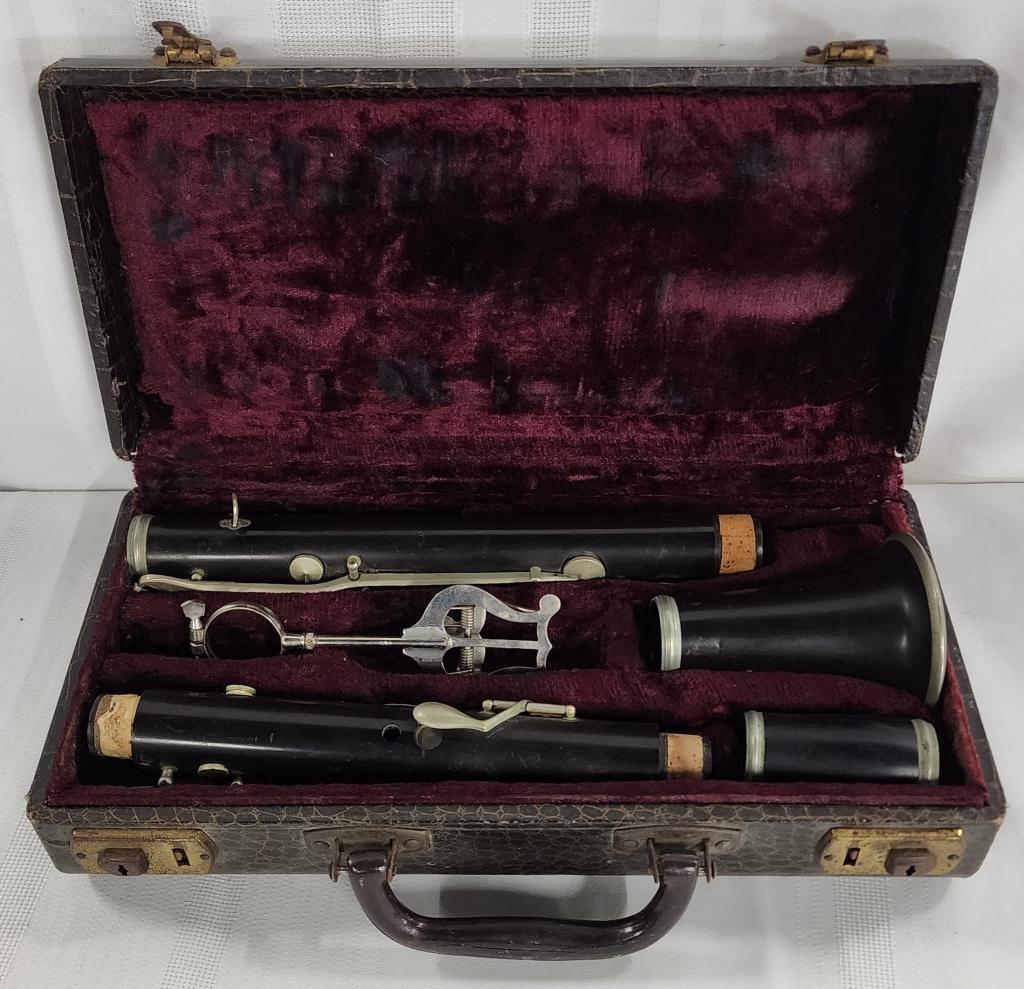 Varsing Clarinet in Hard Case. (1 of 8)