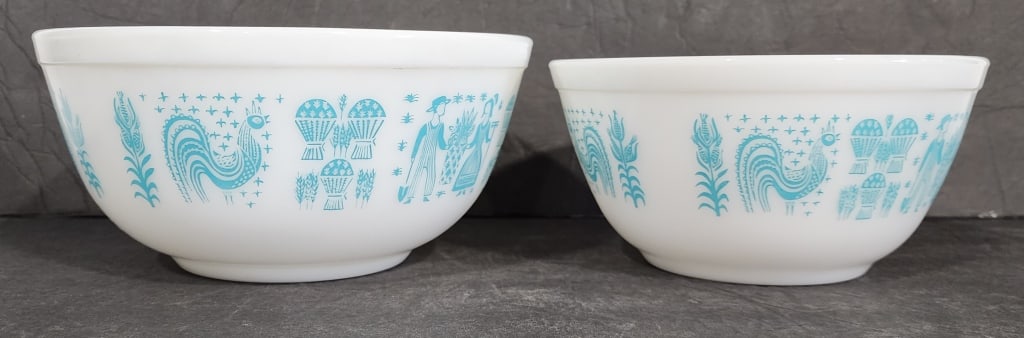 Pair of Vintage Pyrex Amish Butterprint Bowls: Pair of Vintage Pyrex Amish Butterprint Mixing Bowls. #402 1.5 quart. #403 2.5 quart. Photos are considered part of the description and condition.
