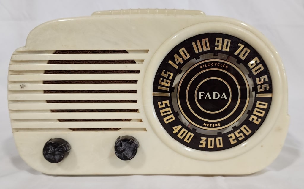 Vintage Fada Model  845 "Cloud" Tube Radio (1 of 8)