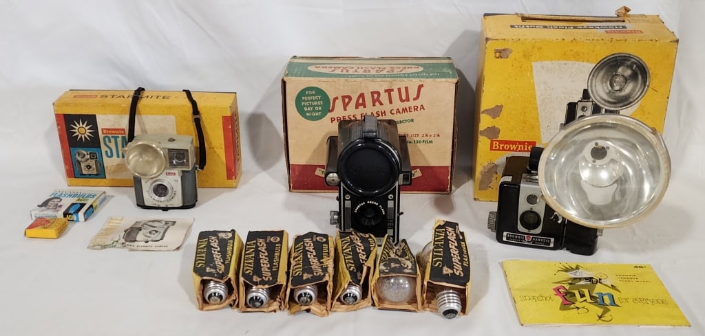 Collection of 3 Vintage Cameras & Flashes (1 of 13)