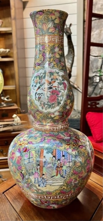 Porcelain Asian Vase (1 of 11)