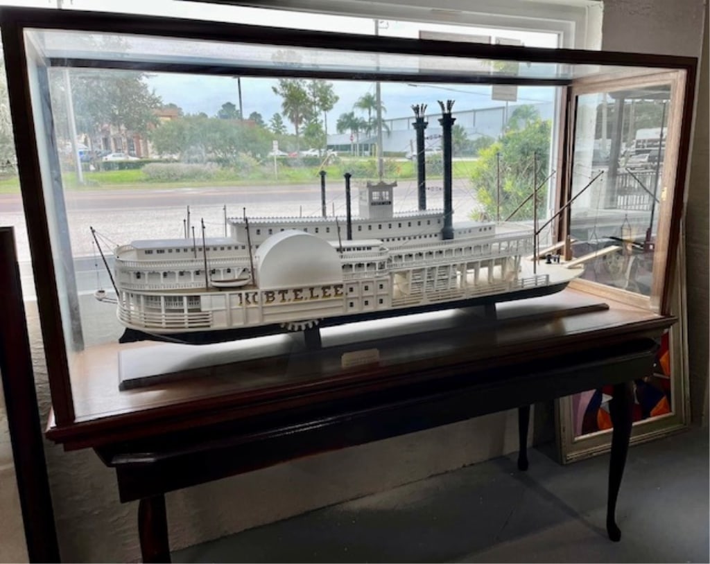 Robert E. Lee Paddle Steamer Model in Display (1 of 12)