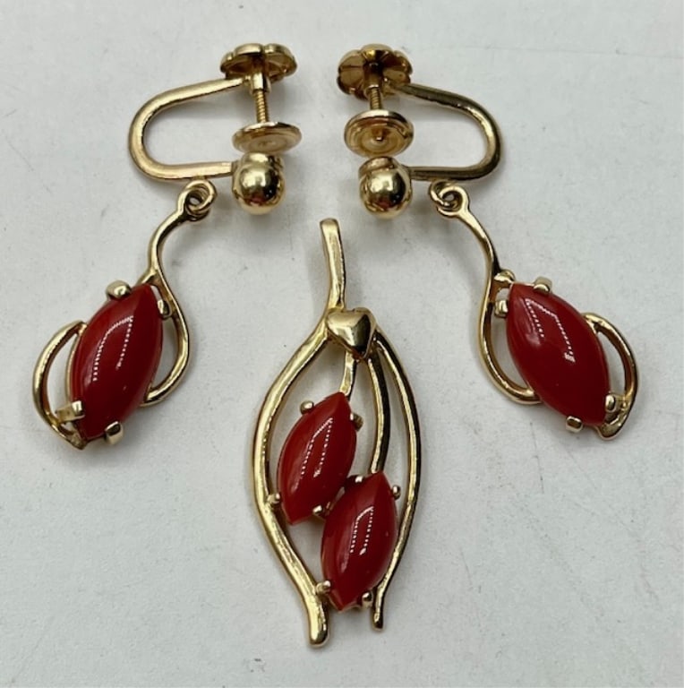 14k Carnelian (?) Pendant w/Matching Earrings: 14k Carnelian (?) pendant with matching screw back earrings. 5.5g TW Combined. - Pendant approx. 1.25". 2.2gTW. - Dangle screw back earrings. Approx. 1.25". 3.1g TW. Photos are considered part of the 