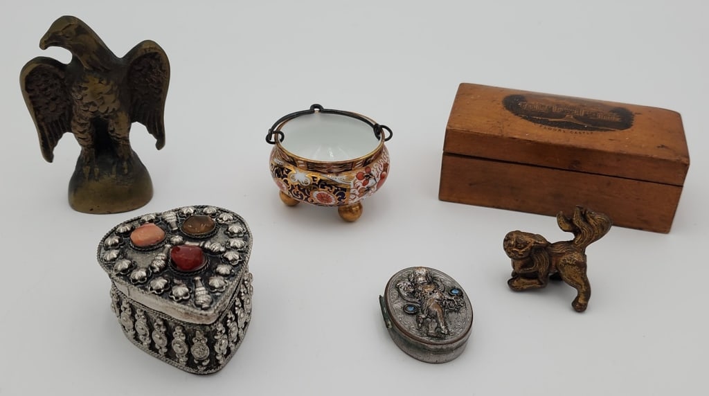 Assortment of vintage collectibles: Assortment of vintage collectibles. Wood box, brass figures, metal keepsake /pill boxes, small porcelain Asian bowl. Photos are considered part of the description and condition.