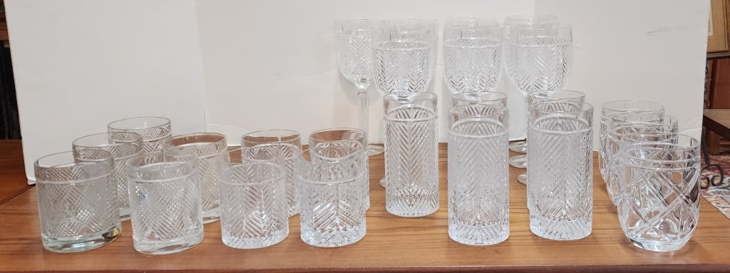 27 Piece Collection Of Ralph Lauren Drinkware: 27 Piece collection of Ralph Lauren drinkware. Glasses and stemware. Assorted sizes and designs. Photos are considered part of the description and condition.