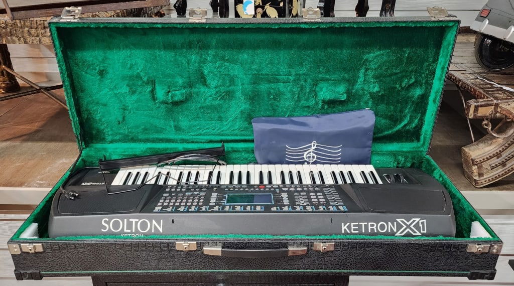 Solton Ketron X1 Arranger Keyboard in Case (1 of 13)