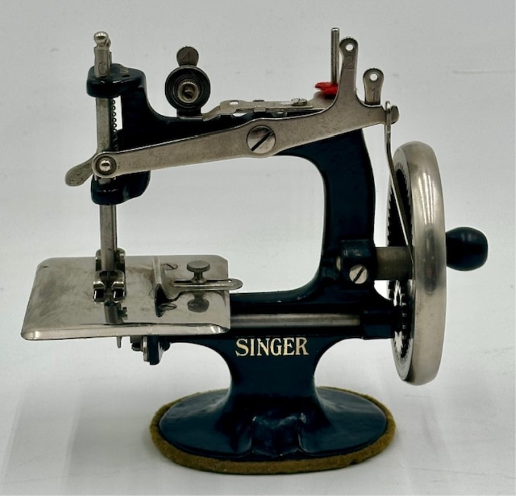 Vintage Singer Child's Sewing Machine (1 of 11)