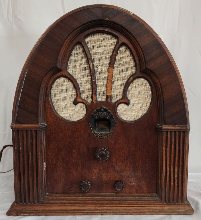Vintage Philco Model 21 Cathedral Radio (1 of 11)